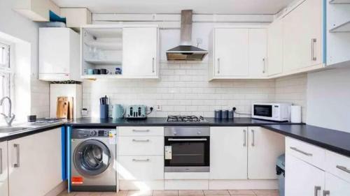 East Ham South House | 4 Bedroom house, 6 beds in East Ham