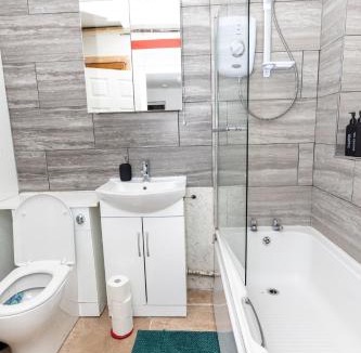 Wolverhampton Apartment | 4 Bedroom House in Wolverhampton Sleeps 8 Ideal for Contractors
