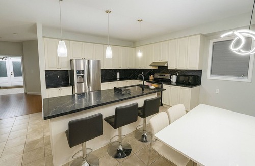 Brampton House | 4 bedroom upper unit in Brampton