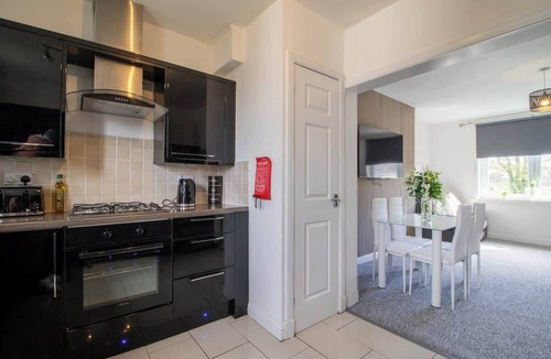 Chapelhall Apartment | 4 Bedrooms with driveway - Ideal for contractors