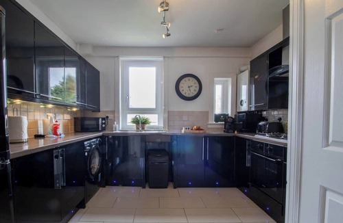 Chapelhall Apartment | 4 Bedrooms with driveway - Ideal for contractors