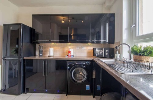 Chapelhall Apartment | 4 Bedrooms with driveway - Ideal for contractors