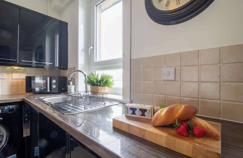 Chapelhall Apartment | 4 Bedrooms with driveway - Ideal for contractors