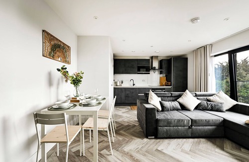 Barnet Apartment | 4-Guest North London | Piccadilly Line into Zone 1