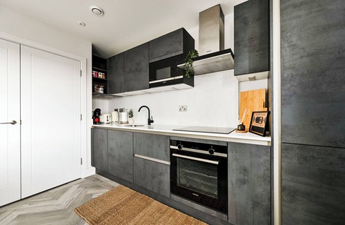 Barnet Apartment | 4-Guest North London | Piccadilly Line into Zone 1