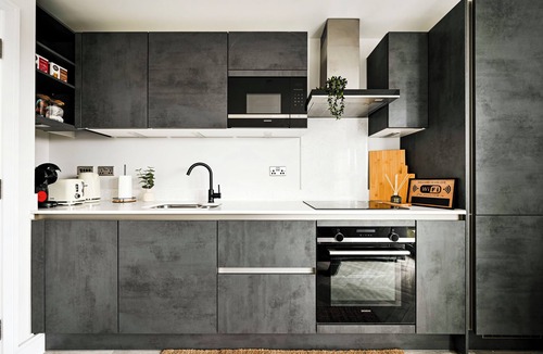Barnet Apartment | 4-Guest North London | Piccadilly Line into Zone 1
