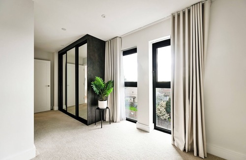 Barnet Apartment | 4-Guest North London | Piccadilly Line into Zone 1