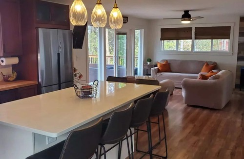 Lyndhurst Cottage | 4 seasons Lake house- ice fishing and snowmobile trails