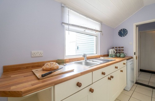 Leiston Cottage | 40 Buller Road - sleeps 5 guests in 3 bedrooms