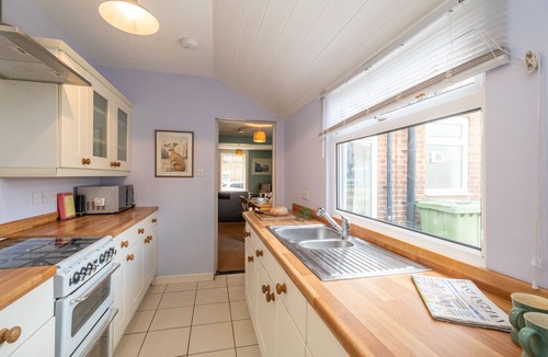 Leiston Cottage | 40 Buller Road - sleeps 5 guests in 3 bedrooms