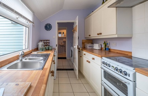 Leiston Cottage | 40 Buller Road - sleeps 5 guests in 3 bedrooms