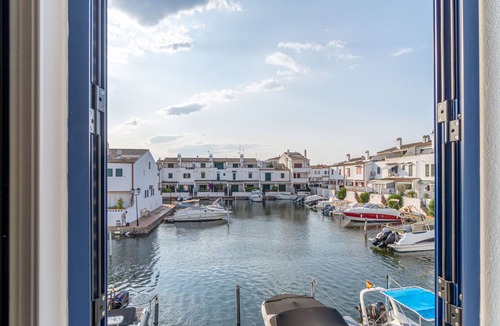 Empuriabrava Ski Chalet | 405-Beautiful house on the canal with mooring for rent with parking and wifi