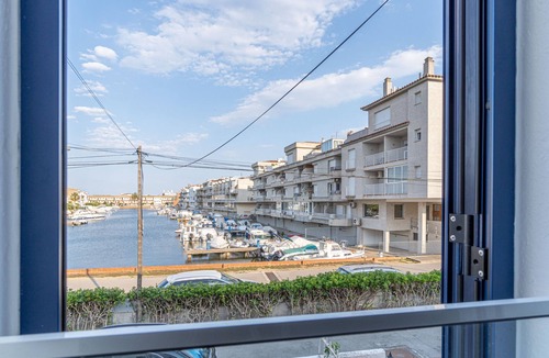 Empuriabrava Ski Chalet | 405-Beautiful house on the canal with mooring for rent with parking and wifi