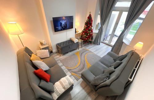 Hale House | 4Bed House with parking and GYM in London Edgware
