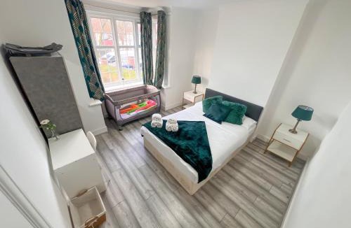 Hale House | 4Bed House with parking and GYM in London Edgware