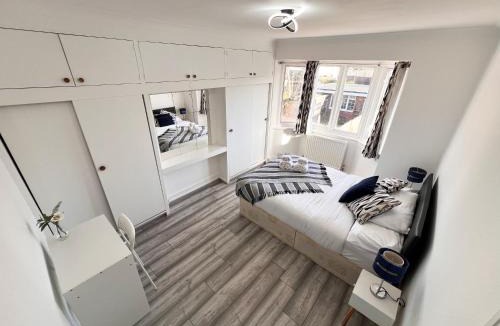 Hale House | 4Bed House with parking and GYM in London Edgware
