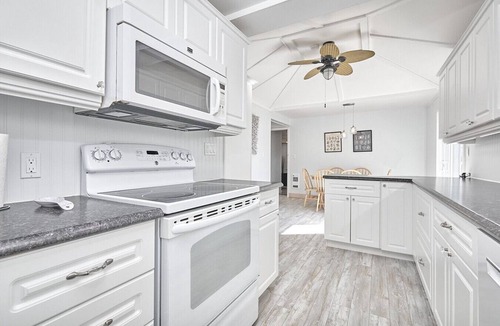 Honey Harbour Cottage | 4BR Honey Harbour Cottage w Hot Tub & Kayaks
