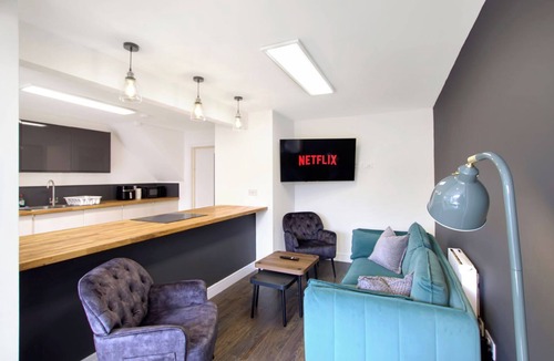 Hemel Hempstead House | 4BR Spacious Home | Garden & Parking | Long Term
