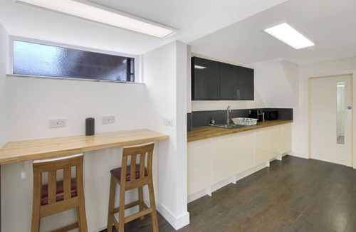 Hemel Hempstead House | 4BR Spacious Home | Garden & Parking | Long Term