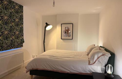 Enfield House | 5 Bed Cottage