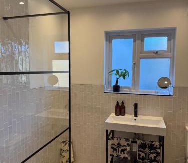 Enfield House | 5 Bed Cottage