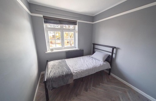 Bredhurst Apartment | 5 Bed Gem plus Private Garden Studio