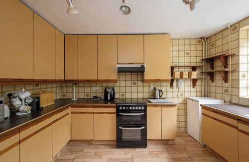 Oakleigh House | 5-Bed Home with Private Parking behind gated and only 25 Mins To Central London