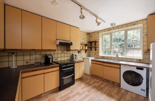 Oakleigh House | 5-Bed Home with Private Parking behind gated and only 25 Mins To Central London