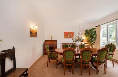 Oakleigh Apartment | 5 Bed Home with Private Parking - 25 Mins To Central London