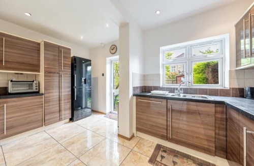 Oakleigh House | 5-Bed House - Sleeps 10 - Garden - Parking