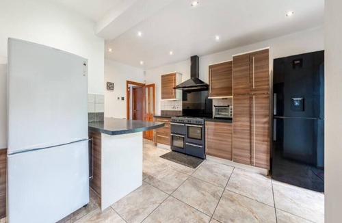 Oakleigh House | 5-Bed House - Sleeps 10 - Garden - Parking