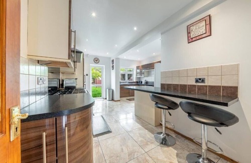 Oakleigh House | 5-Bed House - Sleeps 10 - Garden - Parking