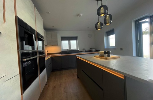 Turnhouse House | 5 Bed house/sleeps10/free parking/pets/city centre