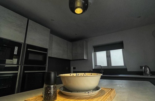 Turnhouse House | 5 Bed house/sleeps10/free parking/pets/city centre