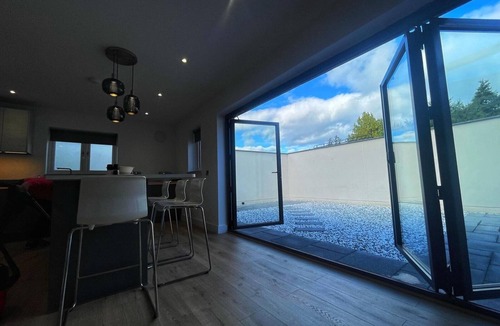 Turnhouse House | 5 Bed house/sleeps10/free parking/pets/city centre