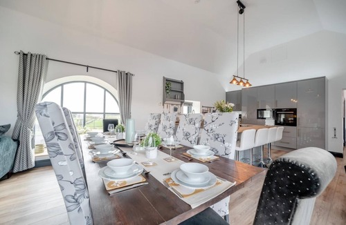 Galston Cottage | 5 Bed in Galston (oc-s33451)