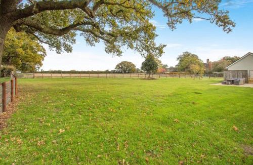 Ipswich House | 5 Bed in Washbrook oc-m33105