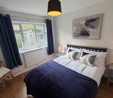 Bury St Edmunds House | 5 bedroom House FREE parking central sleeps 8