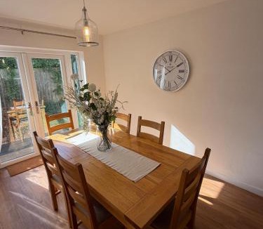 Bury St Edmunds House | 5 bedroom House FREE parking central sleeps 8