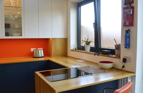 Redbridge House | 5 bedroom sunlit family house with garden