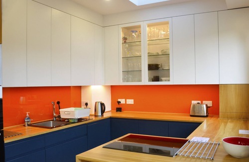 Redbridge House | 5 bedroom sunlit family house with garden