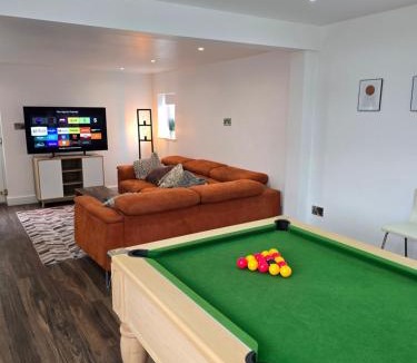 Fishlake Apartment | 5 Bedrooms, Pool Table, Sleeps 10, Contractor Stays, Family Gatherings - Secure Free Parking