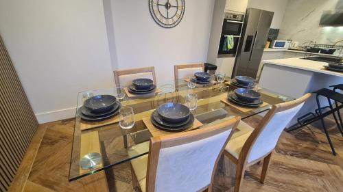 Ayr House | 5 Bedrooms Sleeps 10 Full Kitchen Parking