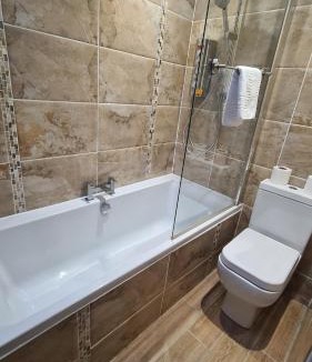 Ayr House | 5 Bedrooms Sleeps 10 Full Kitchen Parking