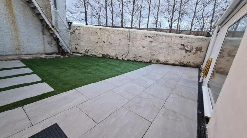 Ayr House | 5 Bedrooms Sleeps 10 Full Kitchen Parking