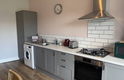 Alexandria Apartment | 5 minutes from Loch Lomond. 1 Bed Ground Floor Flat - Renovated in 2023.