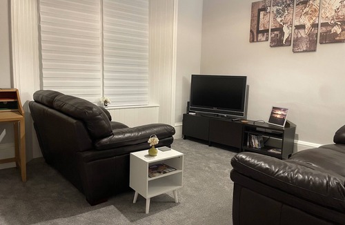 Alexandria Apartment | 5 minutes from Loch Lomond. 1 Bed Ground Floor Flat - Renovated in 2023.