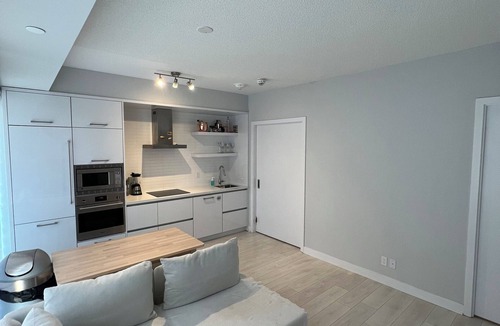 Mount Pleasant West Condo | 5 minutes to the Downtown Family-sized condo Restaurants and Bars.