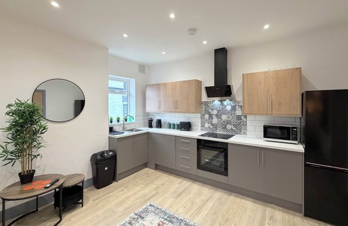 Cleethorpes Apartment | 5 Spacious 2-Bed Flat Sleeps 4 Secure Parking WiFi
