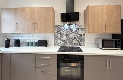 Cleethorpes Apartment | 5 Spacious 2-Bed Flat Sleeps 4 Secure Parking WiFi